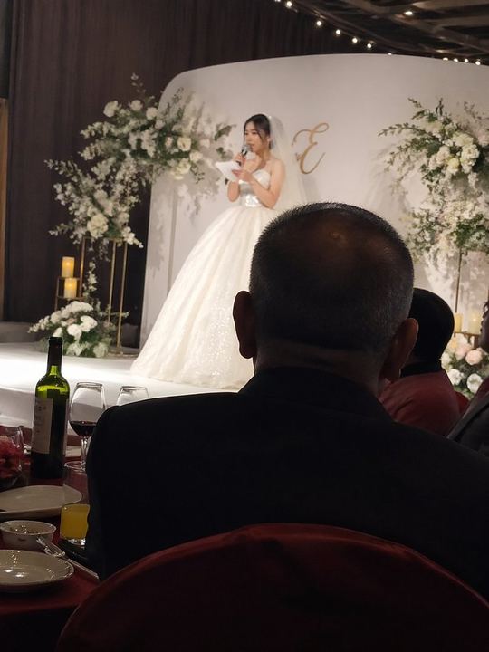 婚礼致辞抓拍照片
