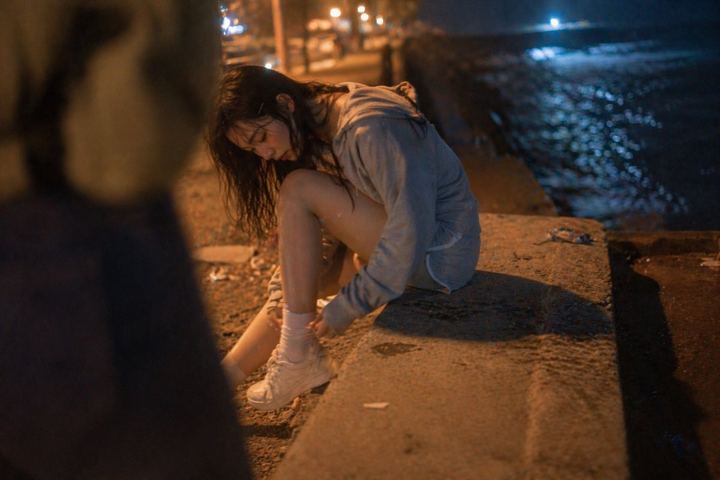 电影感夜间海滨抓拍人像