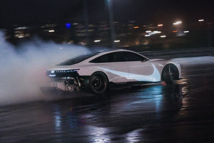 夜间漂移未来感运动轿车