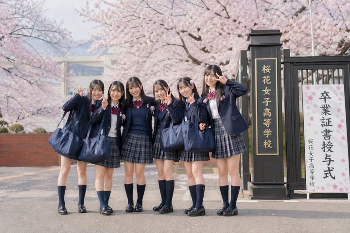 樱花树下的日本毕业照