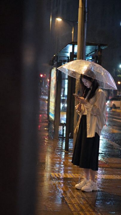 电影感雨夜公交车站提示词