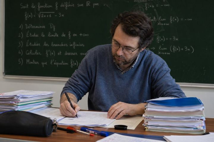 在教室里批改试卷的数学老师